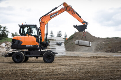 Nové kolové rypadlo DOOSAN DX57W-7 splňuje všechna očekávání