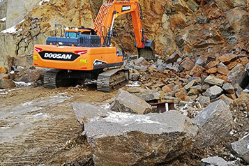 36 tun ryzí síly mění skálu v ušlechtilý kámen