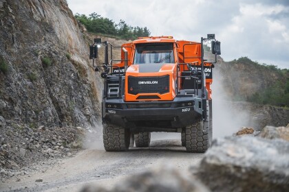 Stavební stroje DEVELON ovládly veletrh EXPO Lesní lom