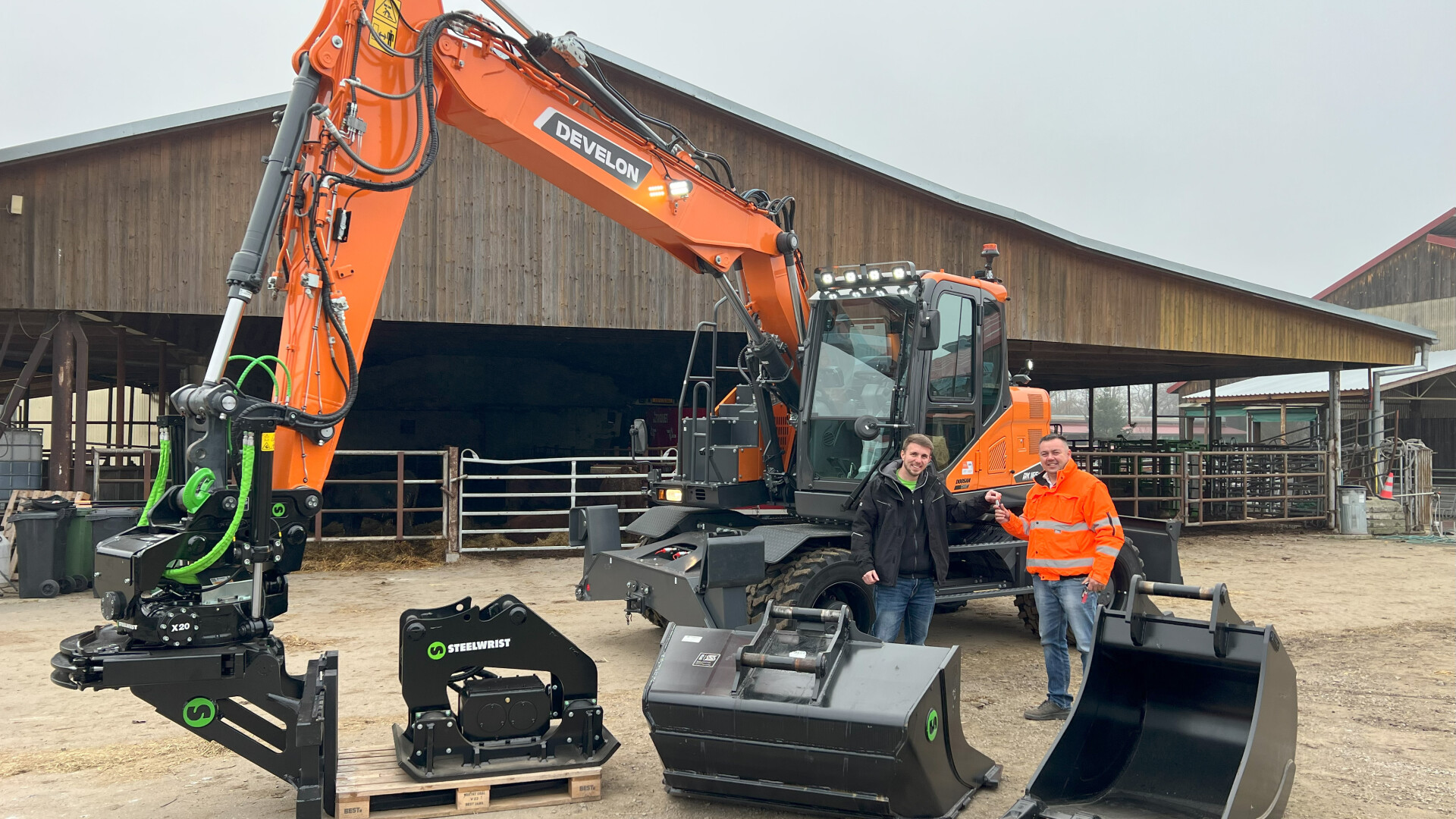 Předávání kolového rypadla Develon DX165WR-7 s maximální výbavou