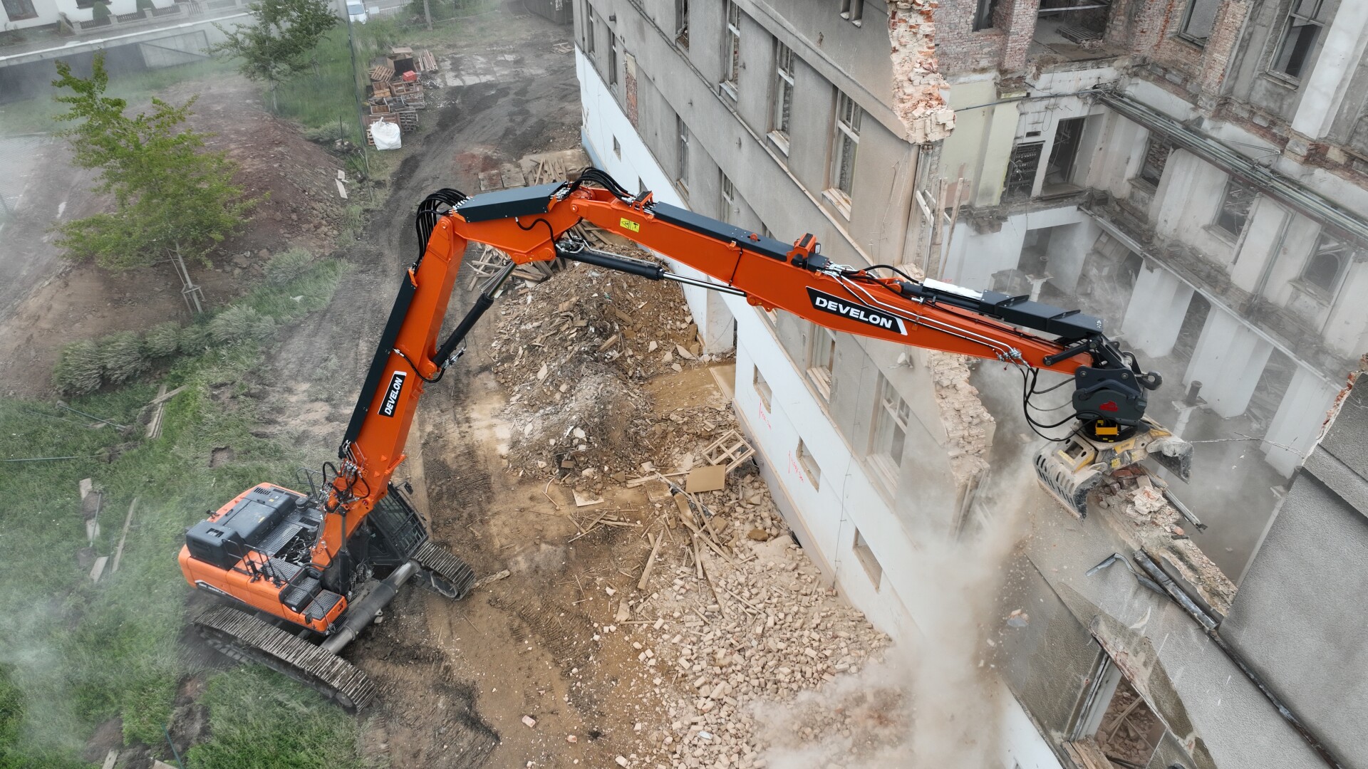 Demolice bývalého areálu Tesly v Lanškrouně DX380DM-7