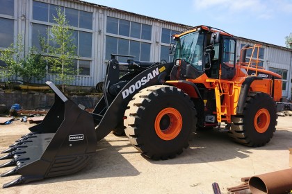 Předání nakladače DL550