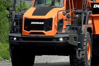 Bauma 2022: Doosan uvede nový 4x4 kloubový sklápěč DA45-7