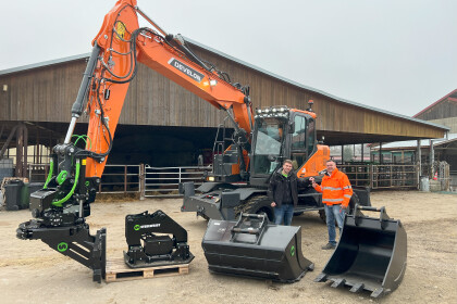 Předávání kolového rypadla Develon DX165WR-7 s maximální výbavou 