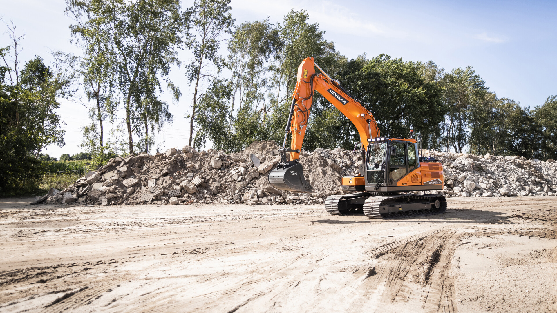 DEVELON DX140LC-7 jak má být – rovnou s tiltrotátorem