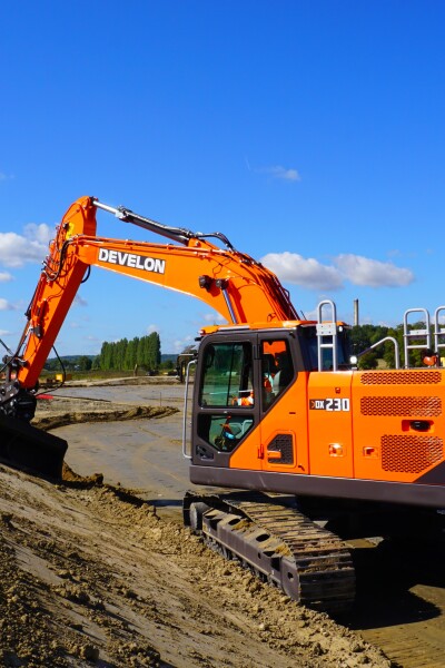 Úspěšná demonstrace bezpečnosti nového rypadla Develon řady 9