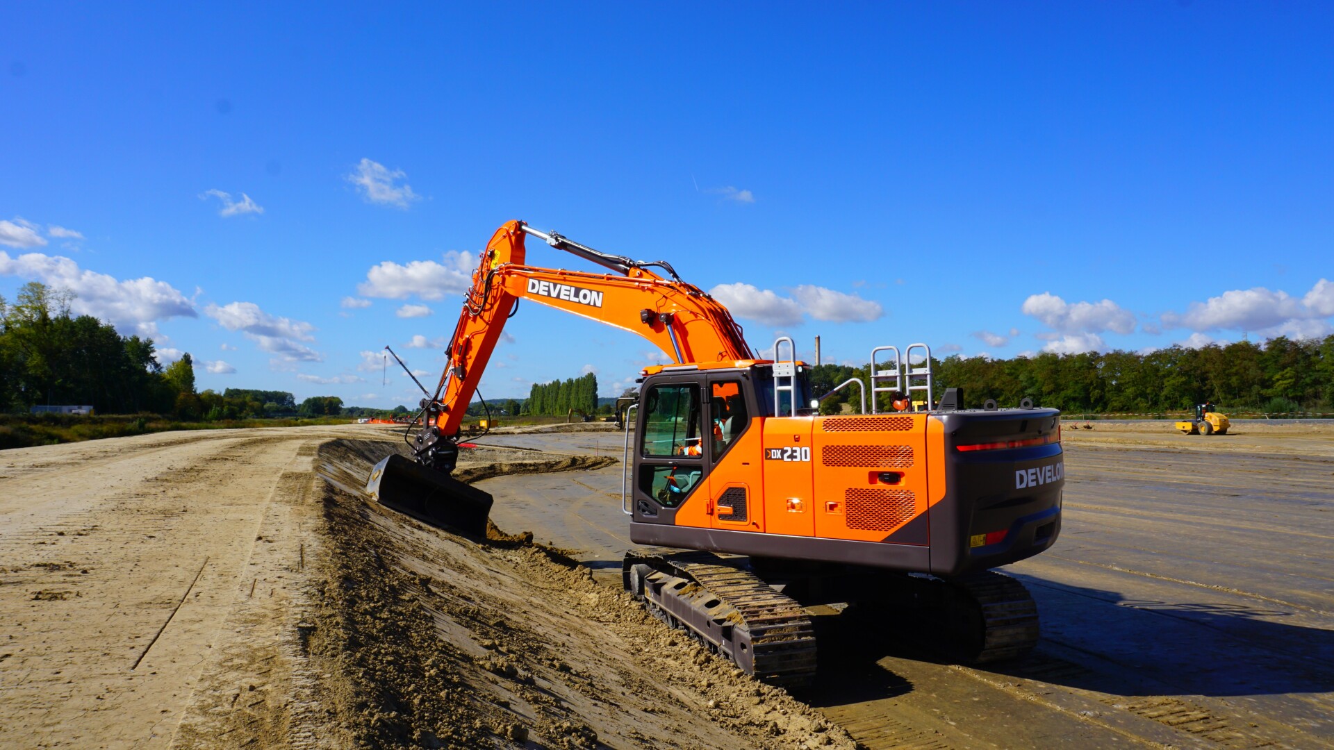 Úspěšná demonstrace bezpečnosti nového rypadla Develon řady 9