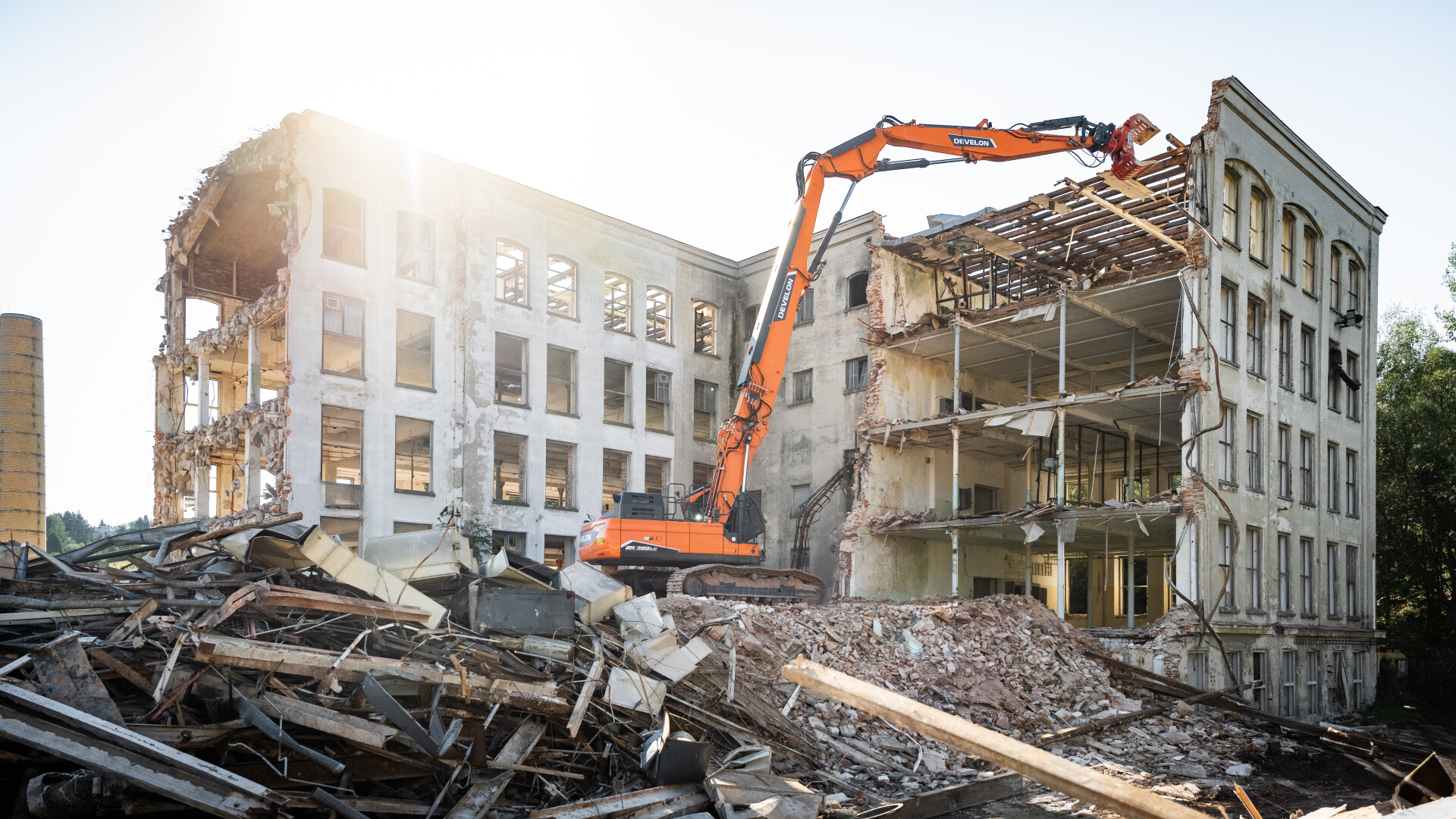 DX380DM-7 demolice v Liberci