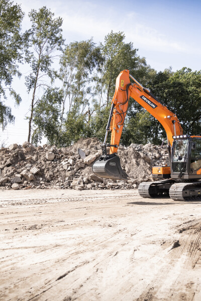DEVELON DX140LC-7 jak má být – rovnou s tiltrotátorem 