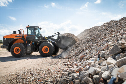 Nová řada kolových nakladačů DL-7 mění všechno!