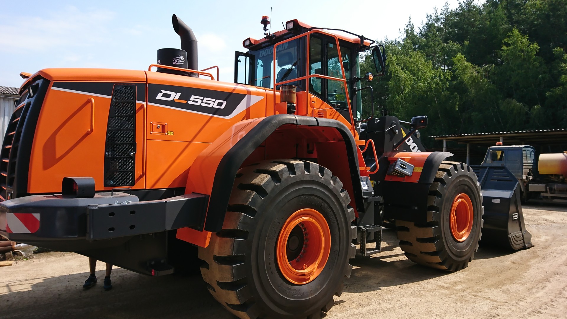 Předání nakladače DL550