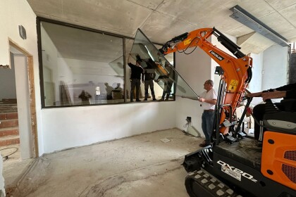 Minirypadlo Develon slouží k instalaci skleněných tabulí